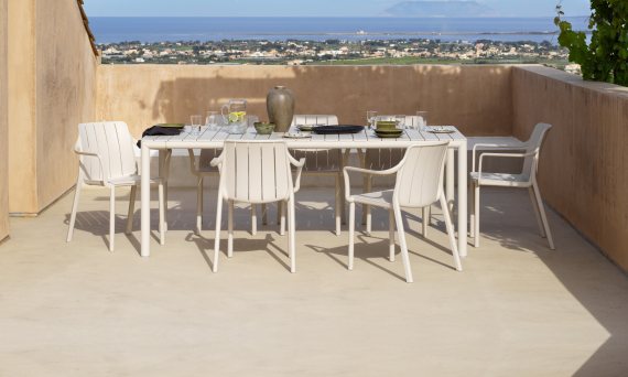 Alfresco dining in style